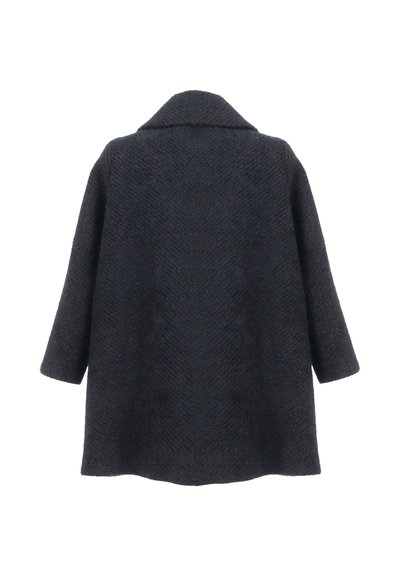 Cappotto in misto lana grigio scuro con un motivo a spina di pesce testurizzato, colletto a revers e maniche a tre quarti. Vista posteriore, senza chiusure visibili.