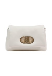 Bolso de mano de cuero blanco con una forma suave y curva. Cuenta con un cierre de herrajes en tono dorado con un diseño circular. Textura suave.