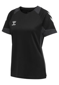 T-shirt de sport noir à manches courtes avec accents gris, manches en mesh et logo hummel blanc ainsi que des chevrons sur les épaules.