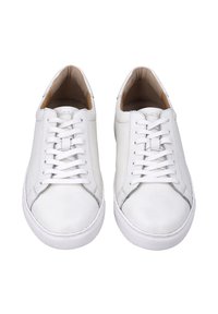 Białe skórzane sneakersy o gładkiej teksturze, okrągłym nosku i płaskiej białej gumowej podeszwie; mają sznurowane zapięcie z minimalnymi detalami w szwach.