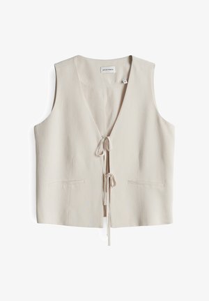 Beige ärmellose Weste mit tiefem V-Ausschnitt, Bindebandverschluss, zwei Fronttaschen und einem glatten, strukturierten Stoff. Einfaches Design mit minimalen Akzenten.