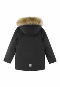 Czarna parka z kapturem wyłożonym futrem, długimi rękawami i kwadratową naszywką logo na plecach. Gładki, wodoodporny materiał.