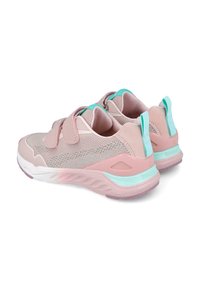 Zapatillas deportivas de color rosa claro con textura de malla, acentos en turquesa y correas ajustables de velcro. Con una suela blanca curvada y con agarre.
