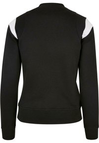 Sudadera negra con detalles en blanco en los hombros, puños y dobladillo acanalados. Presenta un cuello redondo y una tela suave y texturizada. Diseño simple.