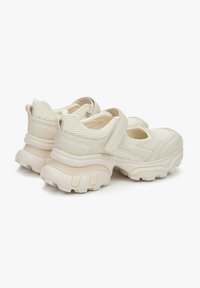 Chunky witte sneakers met ademende mesh panelen, een dikke rubberen zool, verstelbare banden en ronde uitsneden aan de zijkanten.
