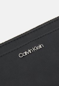 Calvin Klein MUST CARDHOLDER - Maks - black