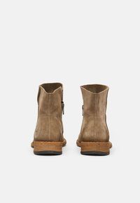 Stivaletti ankle in suede marrone con punta arrotondata e superficie testurizzata, dotati di una cerniera laterale e di un tacco in legno impilato.