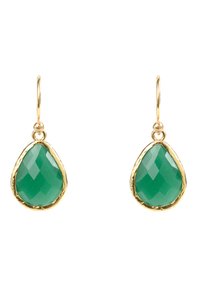 Zöld csepp alakú fülbevalók facettált kő dizájnnal, arany fém keretben. Biztos viselést biztosító kampós zár a tetején.