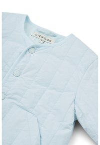 Světle modrá prošívaná bunda s kulatým výstřihem, předním zapínáním na knofy a náprsní kapsou. Materiál vypadá hladce s prošívanými detaily.