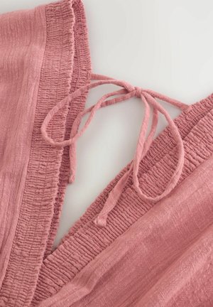 Rosa, strukturiertes Stoffmaterial mit geraffter Taille und Bindverschluss. Verfügt über einen fließenden Fall und subtile Farb- und Musterabweichungen.