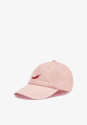 Berretto da baseball rosa chiaro con peperoncino rosso ricamato sul davanti e fori di ventilazione cuciti sulla parte superiore.