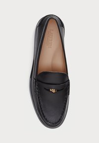 Črne usnjene blazine z gladko teksturo, zlatimi dodatki, oblazinjenim vložkom in šivi ob robovih.