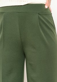 LolaLiza LOOSE-FITTING - Hlače - khaki med