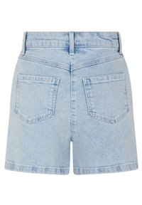Hellblaue Jeansshorts mit geradem Schnitt, umgenähtem Saum und zwei Gesäßtaschen mit dreieckigen Klappen. Weiche Textur mit subtilen Verblassungen.