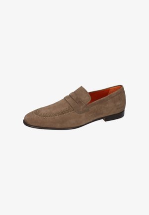 Mocassin pour homme en daim marron avec détails cousus, bride style penny, doublure intérieure orange et semelle noire.
