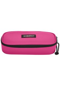 Estuche de lápices rosa con cremallera, superficie lisa, cremallera negra y un parche del logo de Eastpak negro en un lado. Forma rectangular y material duradero.