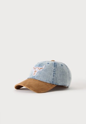 Casquette de baseball en denim avec une visière incurvée en daim marron et un logo brodé de tête de taureau blanc sur le panneau avant.