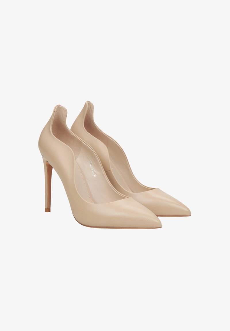 Beżowe skórzane szpilki z ostrymi noskami, otwartymi bokami i smukłymi obcasami w szpic. Gładka faktura i minimalistyczne akcenty w projekcie.