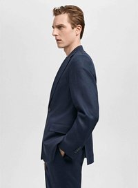 Veste de costume pour hommes bleu marine en tissu texturé, avec un col cranté, fermeture à un bouton et poches latérales.
