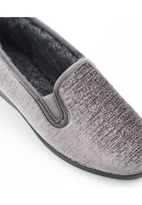 Pantofole grigie senza lacci realizzate in morbido materiale vellutato, con un accogliente rivestimento in pelliccia sintetica e inserti elasticizzati sui lati per una vestibilità facile.