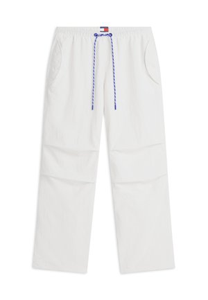 Pantalones casuales blancos con cintura elástica, cordón azul y blanco, bolsillos laterales y parche pequeño rectangular con logo en el centro de la cintura.