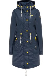 Námorní plášť s kapucí v námořnické modři, s žlutými knoflíky a oky, nastavitelnými šňůrkami a postranními kapsami. Hladký, voděodolný materiál.