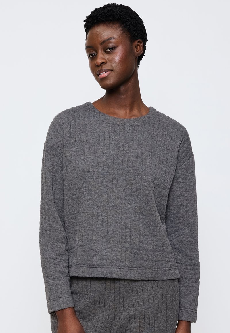 Grau gestreiftes Langarmoberteil mit rundem Ausschnitt. Weicher, strukturierten Stoff, cropped Design und lockere Passform.