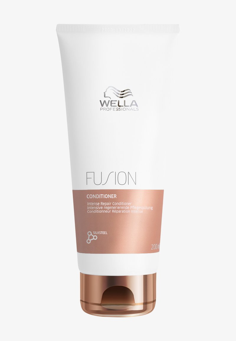 Tube de revitalisant Wella Professionals Fusion Intense Repair avec étiquette et bouchon couleur cuivre, 200 ml, contenant la formule Silksteel.