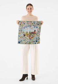 Zijden sjaal met een kleurrijk stadsbeeldontwerp met harten en speelse patronen, op een lichte achtergrond. Rechthoekige vorm, gladde textuur.