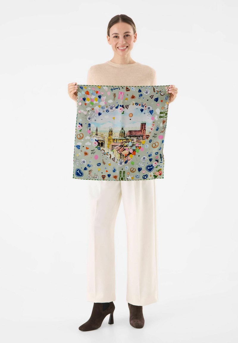 Zijden sjaal met een kleurrijk stadsbeeldontwerp met harten en speelse patronen, op een lichte achtergrond. Rechthoekige vorm, gladde textuur.