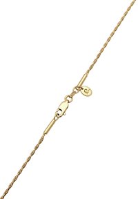 Goudkleurige kettingarmband met een gedraaid ontwerp, voorzien van een karabijnsluiting en een kleine hanger met een gegraveerd symbool.