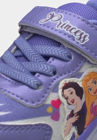 Μωβ παιδικό αθλητικό παπούτσι με λουρί "Πριγκίπισσα", διακοσμημένο με καρτούν χαρακτήρες πριγκίπισσας και διακοσμήσεις καρδιών κοντά στα κορδόνια.