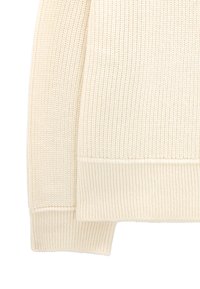 Sweter dzianinowy w kolorze ecru z prążkowaną fakturą, długimi rękawami i mankietem. Materiał wydaje się miękki i lekki.