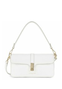 Sac à main en cuir blanc avec une finition texturée, quincaillerie dorée, fermeture à rabat supérieur et bandoulière réglable. Présente un logo à l'avant.