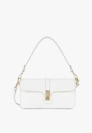 Sac à main en cuir blanc avec une finition texturée, quincaillerie dorée, fermeture à rabat supérieur et bandoulière réglable. Présente un logo à l'avant.