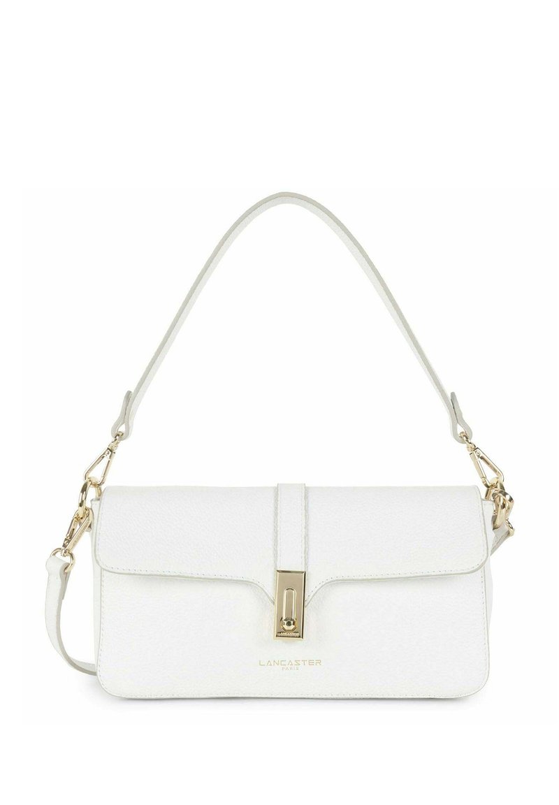 Sac à main en cuir blanc avec une finition texturée, quincaillerie dorée, fermeture à rabat supérieur et bandoulière réglable. Présente un logo à l'avant.