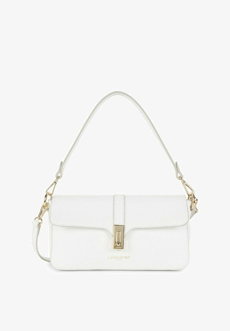 Sac à main en cuir blanc avec une finition texturée, quincaillerie dorée, fermeture à rabat supérieur et bandoulière réglable. Présente un logo à l'avant.