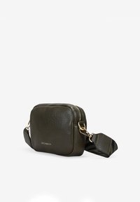 Bolso cruzado de cuero verde oliva con acabado texturizado, forma rectangular, herrajes en dorado y una correa ajustable con patrón.