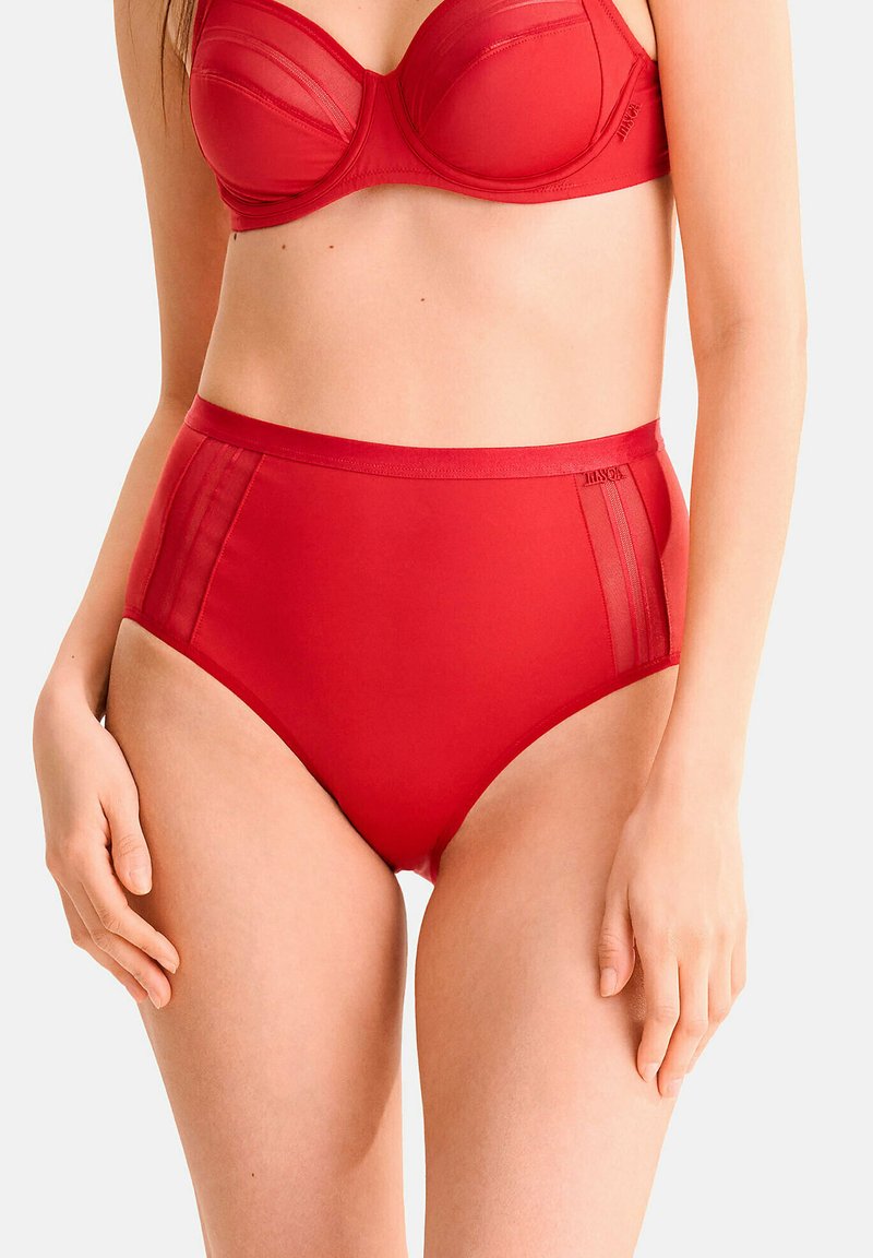 Culotte rouge taille haute en tissu lisse, avec des panneaux latéraux en tulle transparent et une bande élastique douce. Conçue pour le confort et la couvrance.
