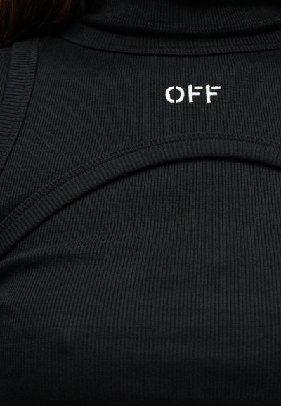 Μαύρο ριμπ ζιβάγκο με έντονο λε υκό λογότυπο «OFF». Το ύφασμα φαίνεται μαλακό με εφαρμοστή σχεδίαση και υφή.