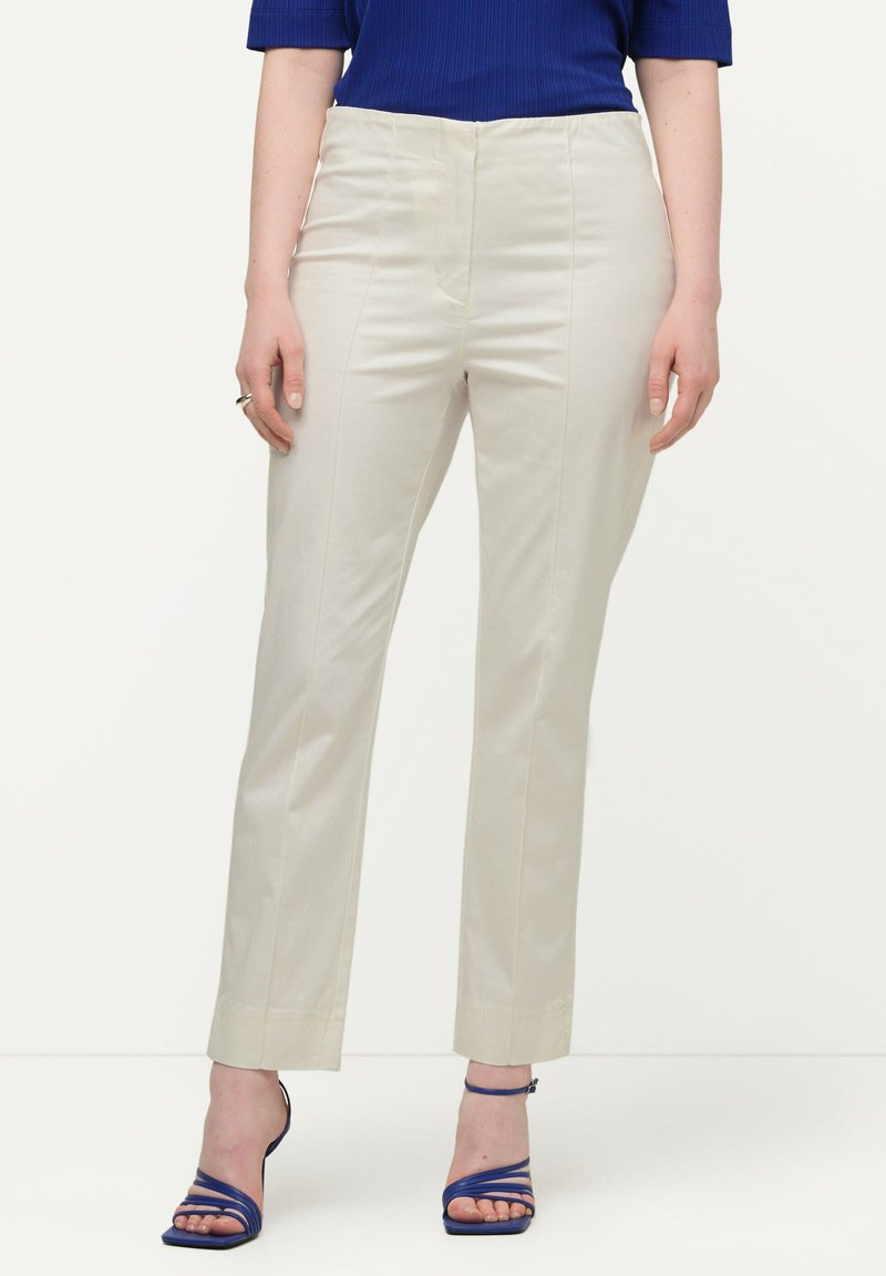 Ulla Popken CIGARETTE PINTUCK ELASTIC WAISTBAND - Kalhoty - white