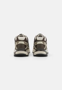 Salomon Sportstyle XT PATHWAY 2 UNISEX - Športni copati - earth brown/coyote brown/almond milk