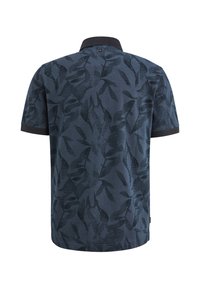 Polo shirt bleu marine arborant un motif de feuilles, à manches courtes et avec un col noir contrastant. Fabriqué en tissu respirant avec une texture lisse.