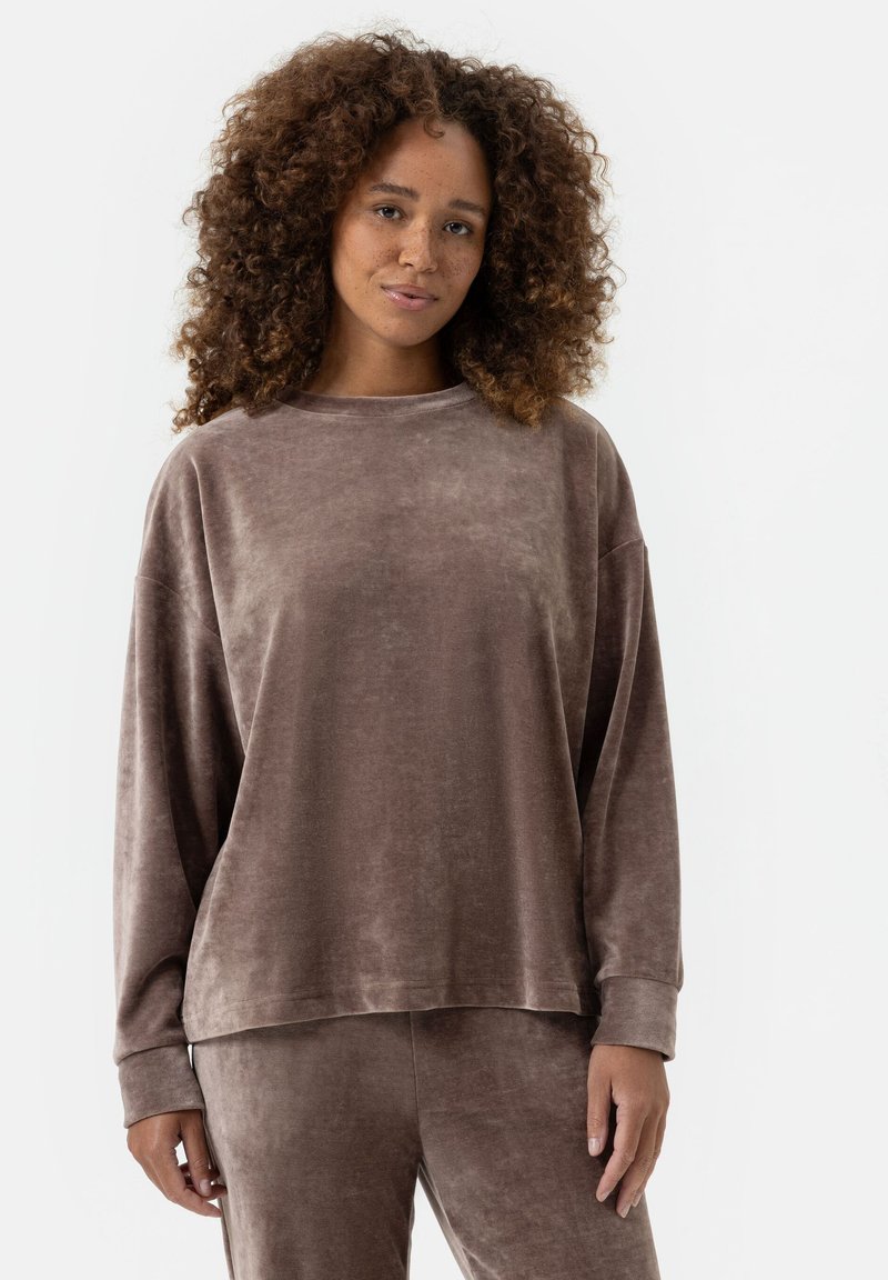 Bruine velours top met lange mouwen, een ronde hals en een relaxte pasvorm. Glad textiel met een lichte glans, met raglanmouwen en brede manchetten.
