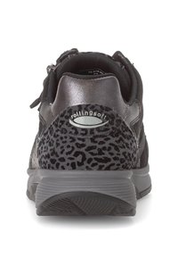 Scarpa sportiva nera con un accento in stampa leopardata testurizzata, materiale in pelle e tessuto, colletto imbottito e suola in gomma flessibile.