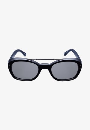 Sorte rektangulære solbriller med mørke linser, der har en tyk ramme, metalbroaccent og subtile detaljer i guldtoner.