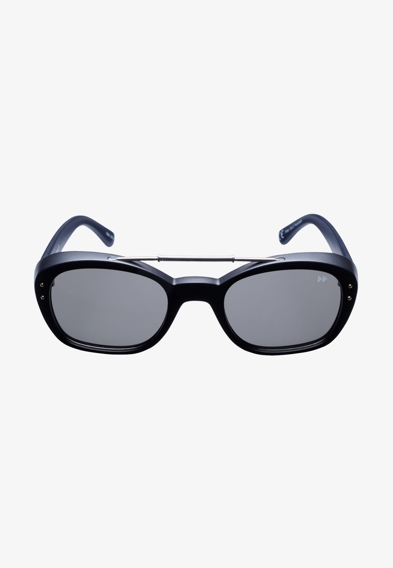 Gafas de sol rectangulares negras con lentes oscuros, que cuentan con un armazón grueso, un acento de puente metálico y sutiles detalles de hardware en tono dorado.