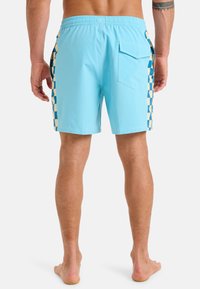 Svetlomodré plavky s kockovaným vzorom v námorníckom a krémovom odtieni po stranách, elastický pás a zadná vrecko na patku.