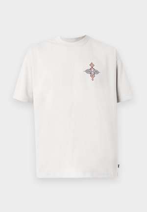 Lichtgrijze katoen t-shirt met een centraal geborduurd ontwerp in oranje en blauwe patronen. Klassiek model met korte mouwen en een ronde hals.