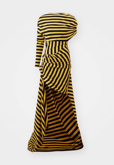 Lång klänning med gula och svarta horisontella ränder, med en asymmetrisk design och rynkade detaljer vid midjan och fållen.